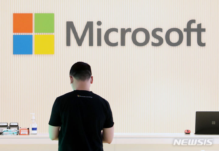 [서울=뉴시스] 조성우 기자 = 서울 영등포구 여의도 더현대 서울 내 MS 공식 인증 판매점의 모습이 보이고 있다. 2022.01.19. xconfind@newsis.com