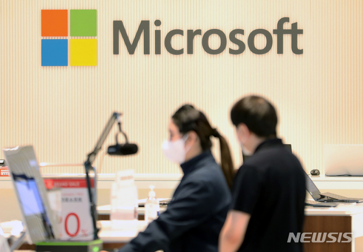 [서울=뉴시스] 조성우 기자 = 지난 1월19일 오후 서울 영등포구 여의도 더현대 서울 내 MS 공식 인증 판매점의 모습이 보이고 있다. 2022.01.19. xconfind@newsis.com