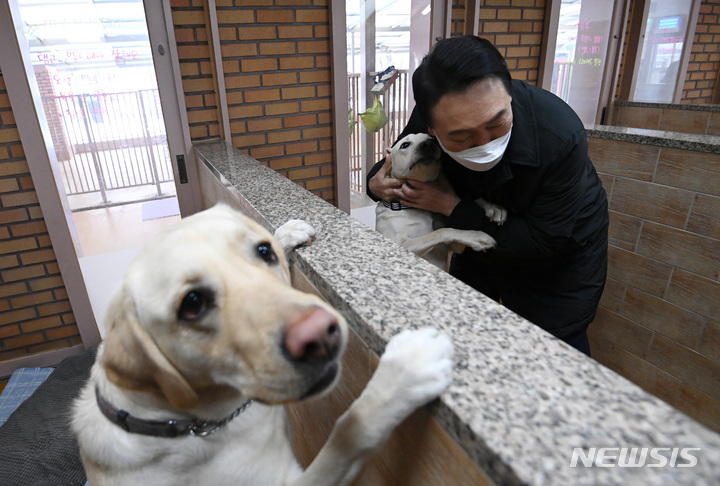 [용인=뉴시스] 국회사진기자단 = 윤석열 국민의힘 대선 후보가 19일 경기도 용인시 처인구 삼성화재 안내견 학교를 방문해 안내견과 포옹하고 있다. 2022.01.19. photo@newsis.com