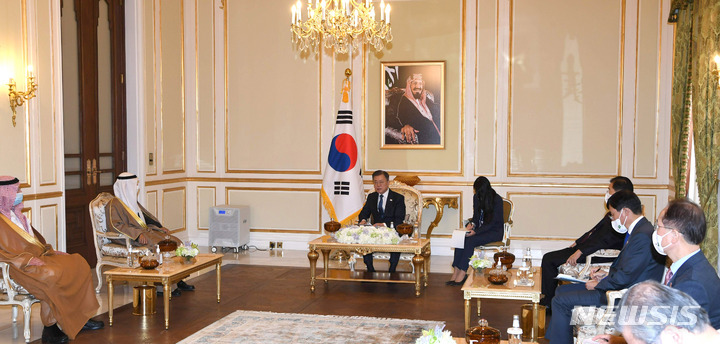 [리야드=뉴시스] 김진아 기자 = 문재인 대통령이 19일(현지시간) 사우디아라비아 영빈관 접견실에서 나예프 알하즈라프 걸프협력회의(GCC) 사무총장을 접견하고 있다. 2022.01.19. bluesoda@newsis.com