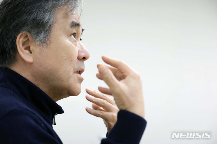 [서울=뉴시스] 박진희 기자 = 2022 국립극단 시즌단원으로 선발된 배우 박용수가 지난 18일 서울 용산구 국립극단에서 뉴시스와 인터뷰 하고 있다. 2022.01.22. pak7130@newsis.com