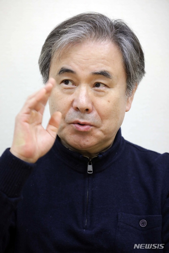 [서울=뉴시스] 박진희 기자 = 2022 국립극단 시즌단원으로 선발된 배우 박용수가 지난 18일 서울 용산구 국립극단에서 뉴시스와 인터뷰 하고 있다. 2022.01.22. pak7130@newsis.com