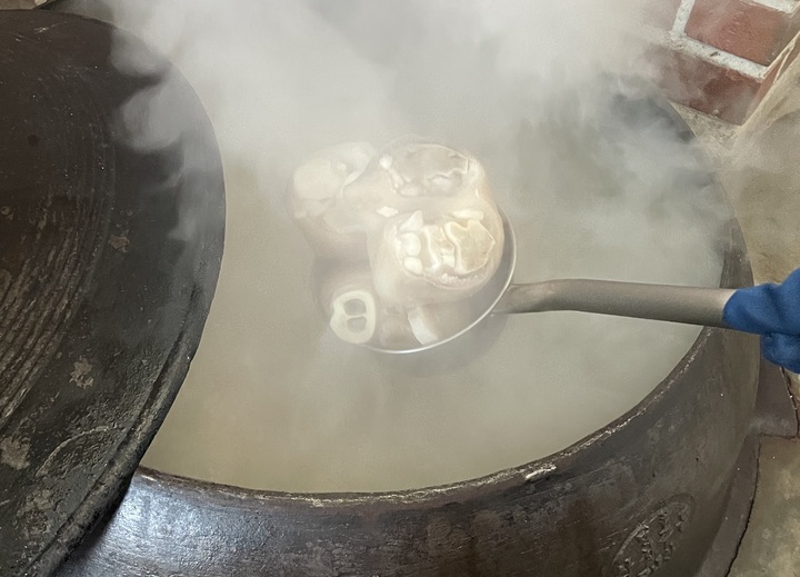 예미정에서 한우족편을 만들기 위해 가마솥에 장작불을 피워 우족을 삶고 있다. (사진=안동종가음식체험관 제공) *재판매 및 DB 금지