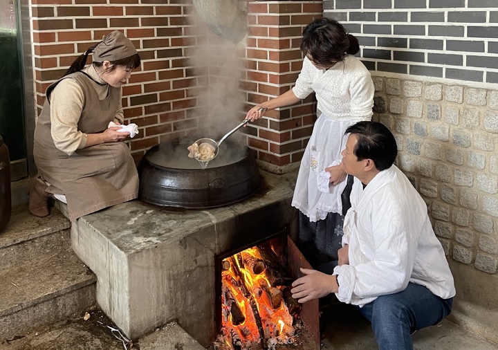 예미정에서 한우족편을 만들기 위해 가마솥에 장작불을 피워 우족을 삶고 있다. (사진=안동종가음식체험관 제공) *재판매 및 DB 금지