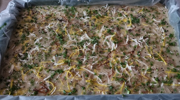 한우 족발을 12시간 이상 가마솥에서 끓여 졸인 후 실고추, 흰깨, 흑깨, 실파, 석이 등으로 오방색 꾸밈을 뿌려 굳히고 있다. (사진=안동종가음식체험관 제공) *재판매 및 DB 금지