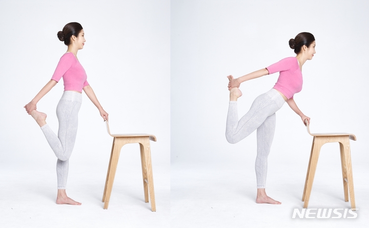 [서울=뉴시스]학다리 스트레칭.(사진= 대전자생한방병원 제공) 2022.01.20