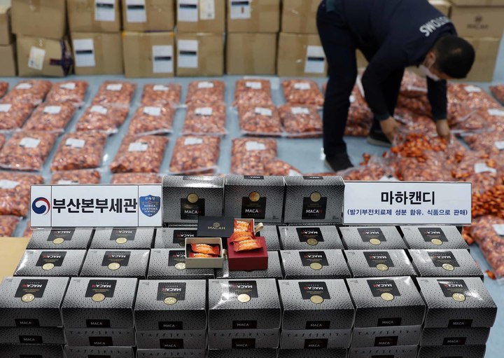 [부산=뉴시스] 부산세관은 20일 식품 원료로 사용이 금지된 발기부전치료제 성분을 함유한 '정력 사탕'을 해외에서 불법 제조한 뒤 국내로 몰래 들여와 유통한 A씨 등 2명을 검찰에 불구속 송치했다고 밝혔다. 사진은 세관이 압수한 정력사탕 4만5000개. 2022.01.20. (사진=부산세관 제공). photo@newsis.com&nbsp; *재판매 및 DB 금지