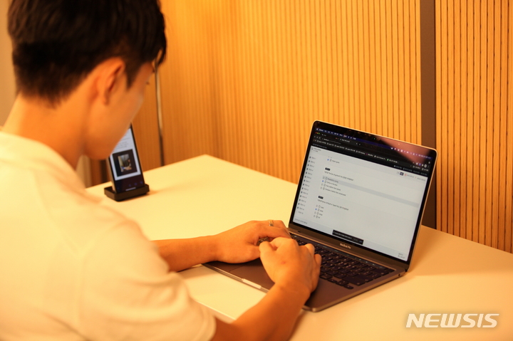 [서울=뉴시스] 모니토로 비대면 시험을 보는 응시자의 모습. (사진=그렙 제공) 2022.01.20. photo@newsis.com