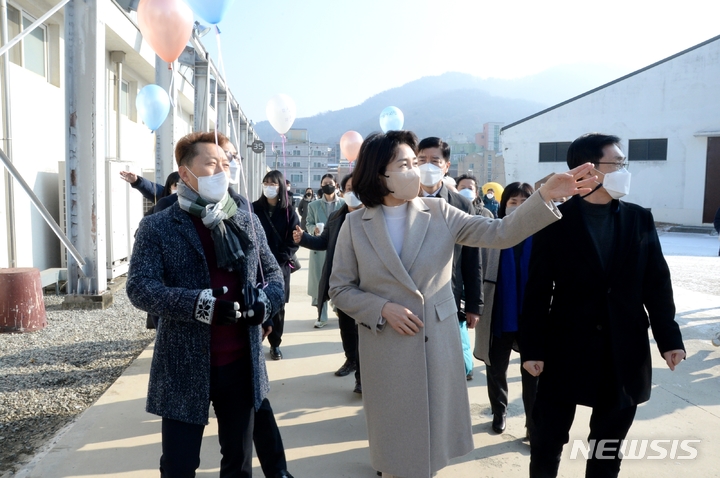 [청주=뉴시스] 조성현 기자 = 이재명 더불어민주당 대통령 선거 후보의 부인 김혜경씨가 20일 오전 충북 청주 문화제조창 동부창고를 둘러보고 있다. 2022.01.20. jsh0128@newsis.com