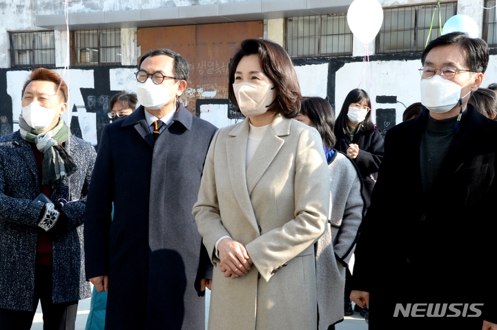 [청주=뉴시스] 조성현 기자 = 이재명 더불어민주당 대통령 선거 후보의 부인 김혜경씨가 20일 오전 충북 청주 문화제조창 동부창고를 둘러보고 있다. 2022.01.20. jsh0128@newsis.com