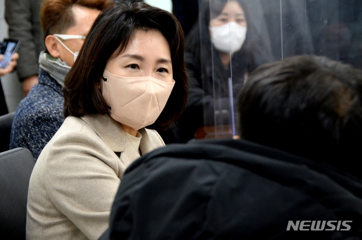 [청주=뉴시스] 조성현 기자 = 이재명 더불어민주당 대통령 선거 후보의 부인 김혜경씨가 20일 오전 충북 청주 국립현대미술관에서 지역 문화예술인과 간담회를 하고 있다. 2022.01.20. jsh0128@newsis.com