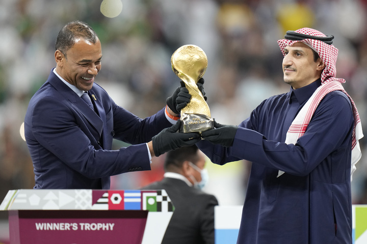 [카타르=AP/뉴시스] 지난달 18일 카타르 알바이트 스타디움에서 전직 브라질 축구선수 카푸(왼쪽)와 전직 사우디아라비아 축구선수 나와프 알테미아트(오른쪽)가 아랍컵 트로피를 들고 있다. 2022.01.20. * 기사 내용과 관련 없음 *재판매 및 DB 금지