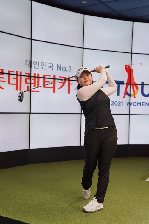 [서울=뉴시스] 2021시즌 G투어 여자대회 4차 우승 및 2021시즌 G투어 대상, 상금왕을 차지한 홍현지 프로. (사진=골프존 제공) 2022.1.20. photo@newsis.com *재판매 및 DB 금지