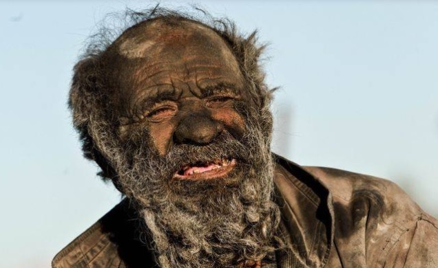 [서울=뉴시스] 이란 데즈가에 사는 아무우하지(87)는 67년 동안 씻지 않고 길거리 동물 사체 등을 먹으며 살고 있다. (출처 : 페이스북) 2022.01.20. *재판매 및 DB 금지