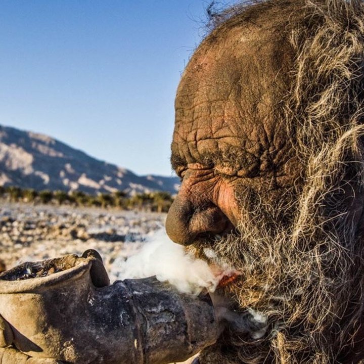 [서울=뉴시스] 이란 데즈가에서 67년 동안 씻지 않고 길거리 동물 사체 등을 먹으며 사는 아무우하지(87)가 동물 배설물로 만든 담배를 태우고 있다. (출처 : 트위터) 2022.01.20. *재판매 및 DB 금지