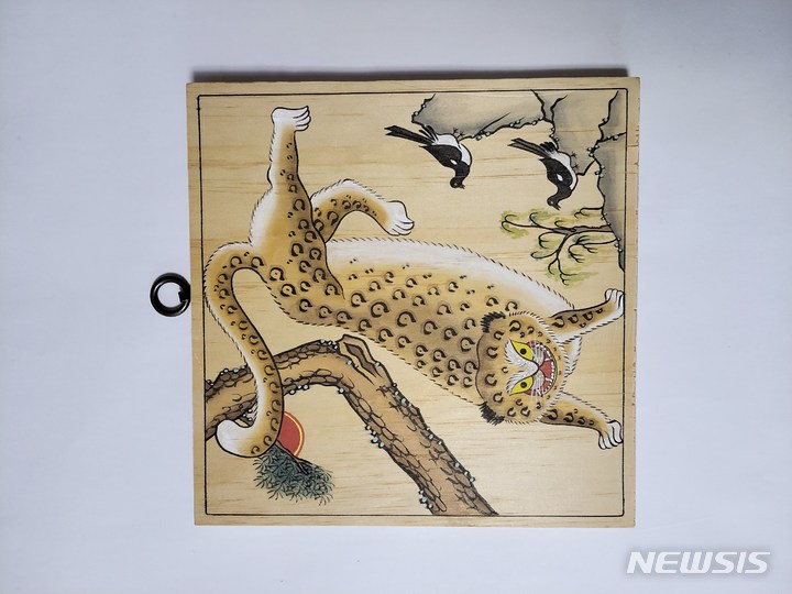 [서울=뉴시스] 까치호랑이 세화 그리기. (사진=국립민속박물관 제공) 2022.01.21. photo@newsis.com *재판매 및 DB 금지