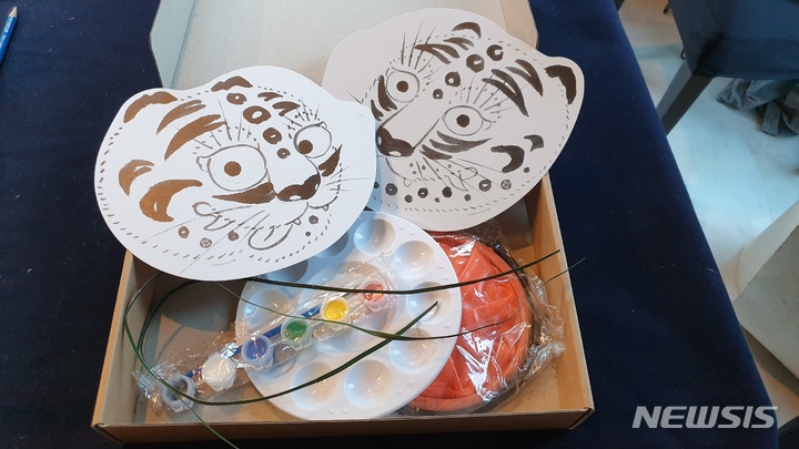 [서울=뉴시스] 민화호랑이 가면 그리기. (사진=국립민속박물관 제공) 2022.01.21. photo@newsis.com *재판매 및 DB 금지