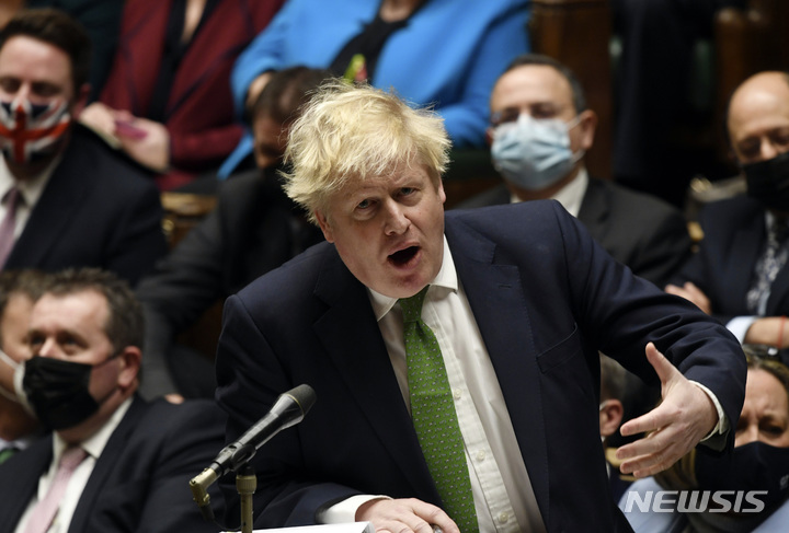 [런던=AP/뉴시스] 보리스 존슨 영국 총리가 19일(현지시간) 런던 하원에서 열린 총리 질의 시간에 발언하고 있다. 존슨 총리는 '코로나19 봉쇄 중 파티 참석' 논란으로 의회에서 사임 요구를 받았으나 이를 거부했다. 2022.01.20.