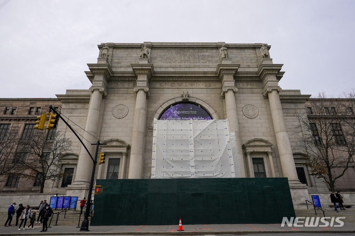 [뉴욕=AP/뉴시스]미국 뉴욕시는 19일(현지시간) 식민주의·인종차별 논란 여지가 있는 시어도어 루즈벨트 전 대통령의 승마 동상을 자연사박물관에서 철거했다. 사진은 동상 철거 자리를 방수포로 둘러싸고 있는 모습. 2022.01.20.