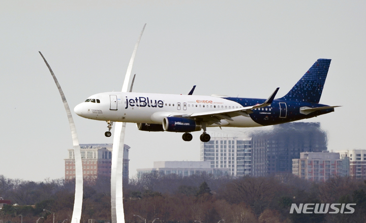 [알링턴=AP/뉴시스] 지난 1월 19일, 제트블루 여객기가 버지니아주 알링턴의 로날드 레이건 워싱턴 내셔널 공항에 착륙할 준비를 하고 있다. 2022.12.26.