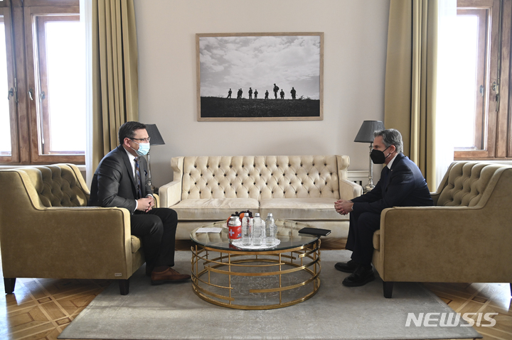 [키예프=AP/뉴시스] 앤서니 블링컨(오른쪽) 미 국무장관이 19일(현지시간) 우크라이나 키예프에서 드미트로 쿨레바 우크라이나 외무부 장관과 만나 회담하고 있다. 블링컨 장관은 회담 후 공동 기자회견에서 "러시아가 우크라이나를 침공한다면 우리는 우크라이나에 추가 지원을 할 것"이라고 말했다. 2022.01.20.