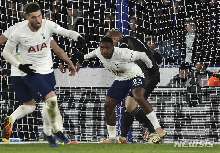 [레스터=AP/뉴시스] 토트넘 핫스퍼의 스티븐 베르흐바인(오른쪽)이 20일(한국시간) 영국 레스터 킹 파워 스타디움에서 열린 레스터 시티와 EPL 원정경기에서 후반 추가시간 동점골을 넣은 뒤 하프라인으로 달려가고 있다. 2022.01.20.