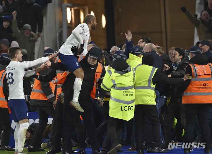 [레스터=AP/뉴시스] 토트넘 핫스퍼 선수들이 20일(한국시간) 영국 레스터 킹 파워 스타디움에서 열린 레스터 시티와 EPL 원정경기에서 승리한 뒤 뒤엉켜 기쁨을 나누고 있다. 2022.01.20.