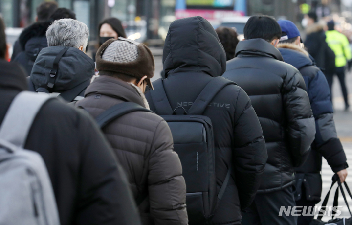 [서울=뉴시스] 조성우 기자 = 서울 종로구 세종대로 인근에서 시민들이 이동하고 있는 모습. 사진은 기사 내용과 무관. 2022.02.05. xconfind@newsis.com