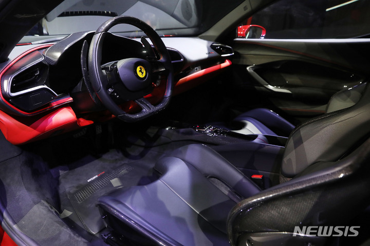 [서울=뉴시스] 홍효식 기자 = 20일 오전 서울 중구 동대문디자인플라자(DDP)에서 페라리가 새로운 V6 플러그인 하이브리드(PHEV) 스포츠카 '296 GTB'를 국내 첫 공개하고 있다. 페라리 로드카 역사상 최초로 6기통 엔진을 탑재한 후륜구동 기반이며, 최고출력은 830마력이다. 2022.01.20. yesphoto@newsis.com