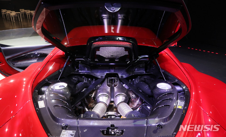 [서울=뉴시스] 홍효식 기자 = 20일 오전 서울 중구 동대문디자인플라자(DDP)에서 페라리가 새로운 V6 플러그인 하이브리드(PHEV) 스포츠카 '296 GTB'를 국내 첫 공개하고 있다. 페라리 로드카 역사상 최초로 6기통 엔진을 탑재한 후륜구동 기반이며, 최고출력은 830마력이다. 2022.01.20. yesphoto@newsis.com