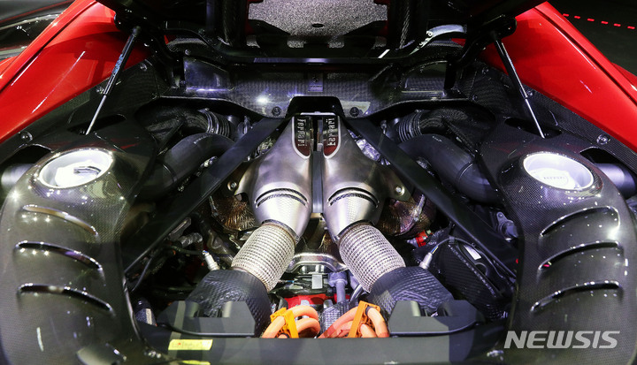 [서울=뉴시스] 홍효식 기자 = 20일 오전 서울 중구 동대문디자인플라자(DDP)에서 페라리가 새로운 V6 플러그인 하이브리드(PHEV) 스포츠카 '296 GTB'를 국내 첫 공개하고 있다. 페라리 로드카 역사상 최초로 6기통 엔진을 탑재한 후륜구동 기반이며, 최고출력은 830마력이다. 2022.01.20. yesphoto@newsis.com