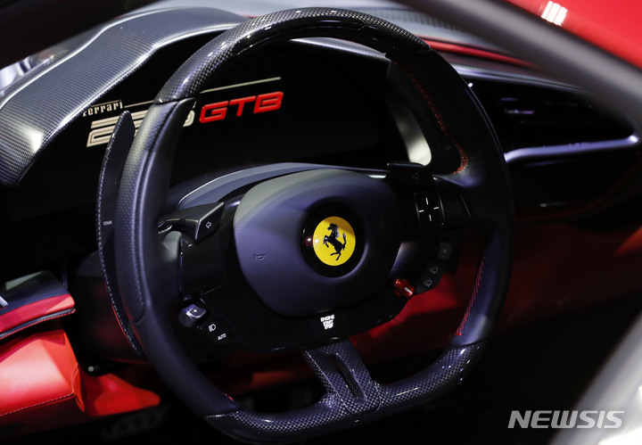 [서울=뉴시스] 홍효식 기자 = 20일 오전 서울 중구 동대문디자인플라자(DDP)에서 페라리가 새로운 V6 플러그인 하이브리드(PHEV) 스포츠카 '296 GTB'를 국내 첫 공개하고 있다. 페라리 로드카 역사상 최초로 6기통 엔진을 탑재한 후륜구동 기반이며, 최고출력은 830마력이다. 2022.01.20. yesphoto@newsis.com