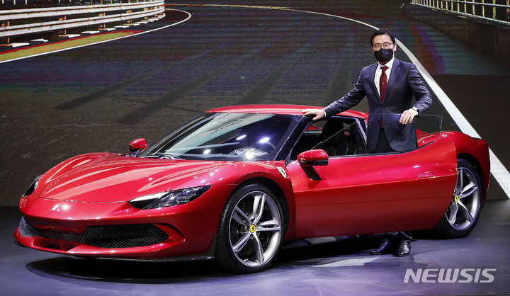 [서울=뉴시스] 홍효식 기자 = 20일 오전 서울 중구 동대문디자인플라자(DDP)에서 김광철 FMK 대표이사가 새로운 V6 플러그인 하이브리드(PHEV) 스포츠카 '296 GTB'를 국내 첫 공개하고 있다. 페라리 로드카 역사상 최초로 6기통 엔진을 탑재한 후륜구동 기반이며, 최고출력은 830마력이다. 2022.01.20. yesphoto@newsis.com