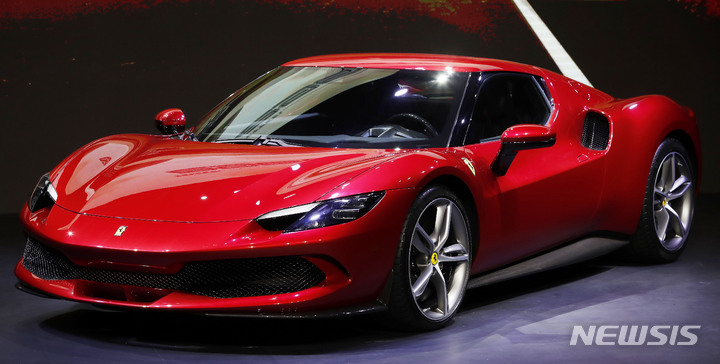 [서울=뉴시스] 홍효식 기자 = 20일 오전 서울 중구 동대문디자인플라자(DDP)에서 페라리가 새로운 V6 플러그인 하이브리드(PHEV) 스포츠카 '296 GTB'를 국내 첫 공개하고 있다. 페라리 로드카 역사상 최초로 6기통 엔진을 탑재한 후륜구동 기반이며, 최고출력은 830마력이다. 2022.01.20. yesphoto@newsis.com