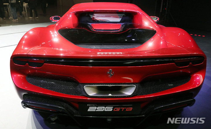 [서울=뉴시스] 홍효식 기자 = 20일 오전 서울 중구 동대문디자인플라자(DDP)에서 페라리가 새로운 V6 플러그인 하이브리드(PHEV) 스포츠카 '296 GTB'를 국내 첫 공개하고 있다. 페라리 로드카 역사상 최초로 6기통 엔진을 탑재한 후륜구동 기반이며, 최고출력은 830마력이다. 2022.01.20. yesphoto@newsis.com