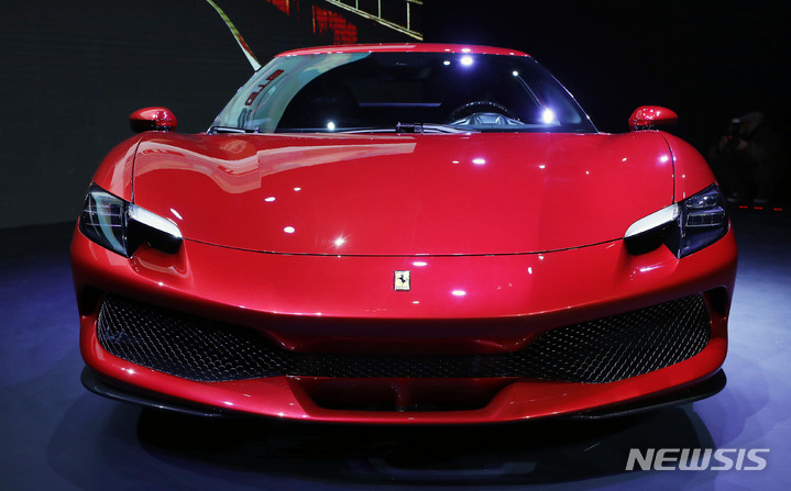 [서울=뉴시스] 홍효식 기자 = 20일 오전 서울 중구 동대문디자인플라자(DDP)에서 페라리가 새로운 V6 플러그인 하이브리드(PHEV) 스포츠카 '296 GTB'를 국내 첫 공개하고 있다. 페라리 로드카 역사상 최초로 6기통 엔진을 탑재한 후륜구동 기반이며, 최고출력은 830마력이다. 2022.01.20. yesphoto@newsis.com