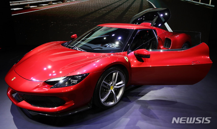 [서울=뉴시스] 홍효식 기자 = 20일 오전 서울 중구 동대문디자인플라자(DDP)에서 페라리가 새로운 V6 플러그인 하이브리드(PHEV) 스포츠카 '296 GTB'를 국내 첫 공개하고 있다. 페라리 로드카 역사상 최초로 6기통 엔진을 탑재한 후륜구동 기반이며, 최고출력은 830마력이다. 2022.01.20. yesphoto@newsis.com