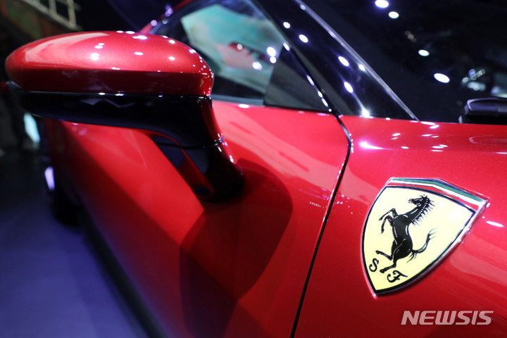 [서울=뉴시스] 홍효식 기자 = 20일 오전 서울 중구 동대문디자인플라자(DDP)에서 페라리가 새로운 V6 플러그인 하이브리드(PHEV) 스포츠카 '296 GTB'를 국내 첫 공개하고 있다. 페라리 로드카 역사상 최초로 6기통 엔진을 탑재한 후륜구동 기반이며, 최고출력은 830마력이다. 2022.01.20. yesphoto@newsis.com