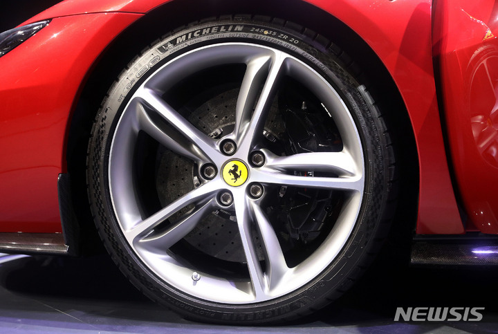 [서울=뉴시스] 홍효식 기자 = 20일 오전 서울 중구 동대문디자인플라자(DDP)에서 페라리가 새로운 V6 플러그인 하이브리드(PHEV) 스포츠카 '296 GTB'를 국내 첫 공개하고 있다. 페라리 로드카 역사상 최초로 6기통 엔진을 탑재한 후륜구동 기반이며, 최고출력은 830마력이다. 2022.01.20. yesphoto@newsis.com