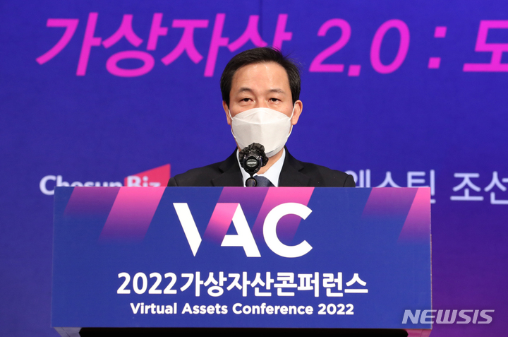 [서울=뉴시스] 국회사진기자단 = 우상호 더불어민주당 의원이 20일 서울 중구 조선호텔 그랜드볼룸에서 열린 '혁신, 도전, 미래' 조선비즈 2022 가상자산 컨퍼런스에 참석해 이재명 대선 후보의 축사를 대독하고 있다. 2022.01.20. photo@newsis.com