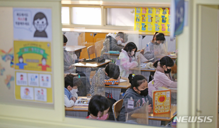 [대구=뉴시스] 이무열 기자 = 2022년 첫 등교가 시작된 지난달 20일 오전 대구 수성구 매동초등학교 1학년 교실에서 학생들이 수업을 준비하고 있다. 2022.02.07. lmy@newsis.com