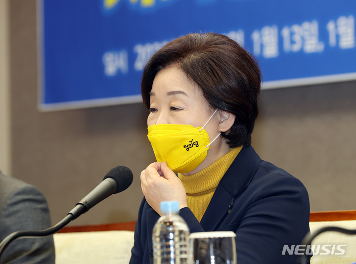 [서울=뉴시스] 국회사진기자단 = 심상정 정의당 대선 후보가 20일 오전 서울 중구 프레스센터에서 열린 한국행정학회 주최 대통령 선거 후보자 초청 토론회에 참석해 발언하고 있다. 2022.01.20. photo@newsis.com