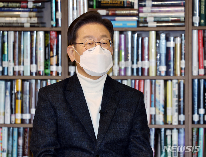 [서울=뉴시스] 국회사진기자단 = 이재명 더불어민주당 대선 후보가 20일 서울 종로구 인사동 코트에서 열린 문화예술인 간담회에서 인사말을 하고 있다. 2022.01.20. photo@newsis.com