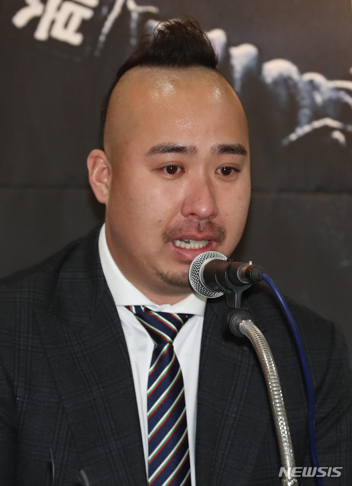 [서울=뉴시스] 고승민 기자 = 프로야구 은퇴를 선언한 두산베어스 유희관이 20일 서울 잠실야구장 구내식당에서 열린 은퇴 기자회견에서 발언하고 있다. 2022.01.20. kkssmm99@newsis.com