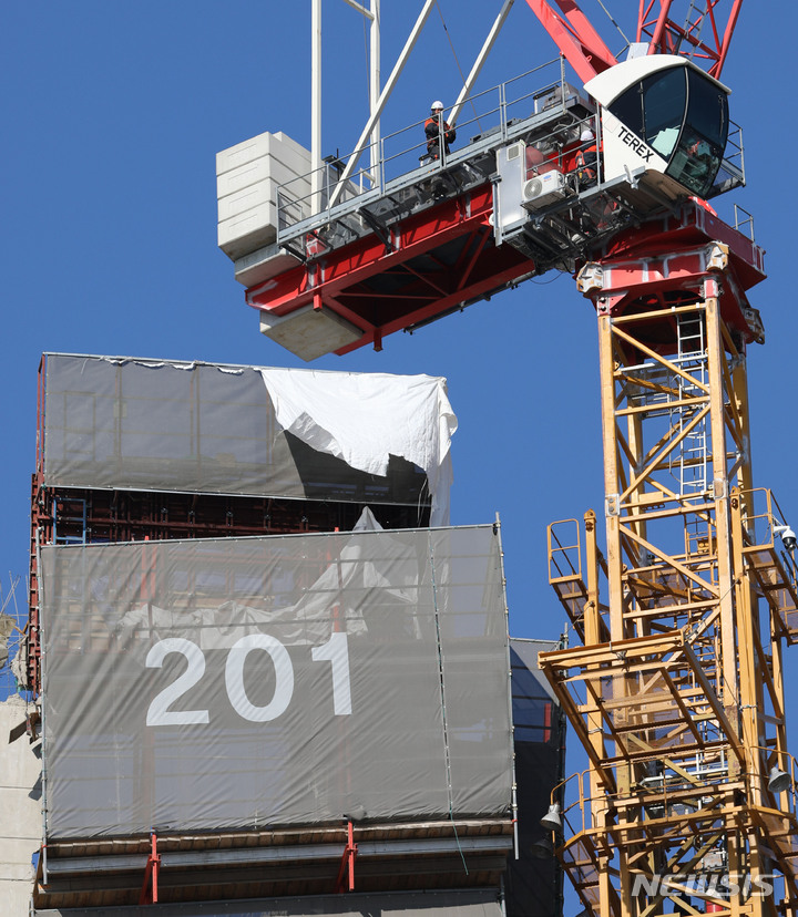 [광주=뉴시스] 권창회 기자 = 광주 서구 화정동 HDC현대산업개발 아이파크 아파트 신축공사현장 붕괴 사고 10일째인 20일 오후 붕괴 된 아파트 인근 파손된 크레인에서 관계자가 작업하고 있다. 2022.01.20. kch0523@newsis.com