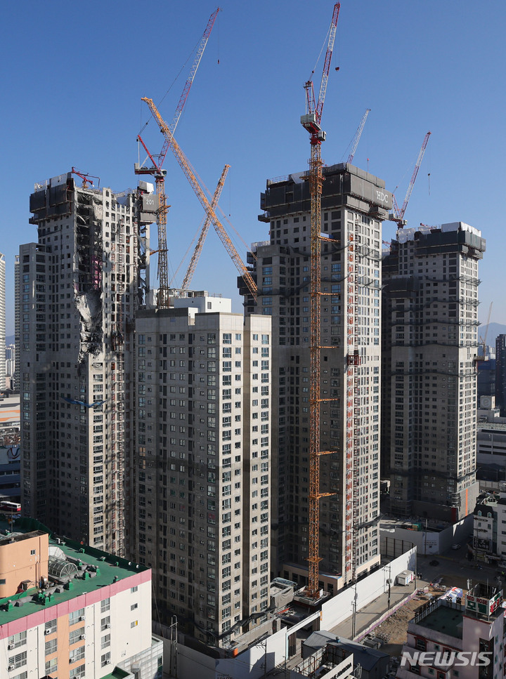 [광주=뉴시스] 권창회 기자 = 광주 서구 화정동 HDC현대산업개발 아이파크 아파트 신축공사현장 붕괴 사고 10일째인 20일 오후 붕괴 된 아파트 전경 모습. 2022.01.20. kch0523@newsis.com