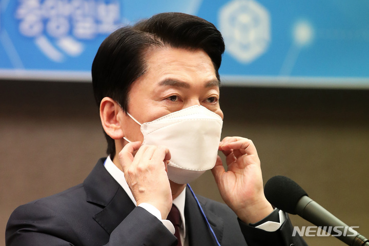 [서울=뉴시스] 국회사진기자단 = 안철수 국민의당 대선후보가 20일 오후 서울 중구 프레스센터에서 열린 '제20대 대통령선거 후보자초청 대토론회-차기정부운영, 대통령 후보에게 듣는다'에 참석해 패널의 질문에 답하고 있다. 2022.01.20. photo@newsis.com