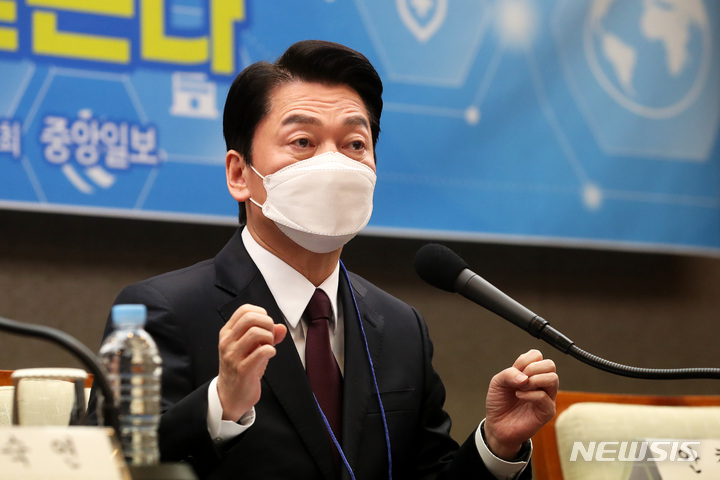 [서울=뉴시스] 국회사진기자단 = 안철수 국민의당 대선후보가 20일 오후 서울 중구 프레스센터에서 열린 '제20대 대통령선거 후보자초청 대토론회-차기정부운영, 대통령 후보에게 듣는다'에 참석해 패널의 질문에 답하고 있다. 2022.01.20. photo@newsis.com