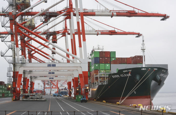 日 1월 무역수지 10.8조원 적자…"대미수출 2개월 연속 감소"