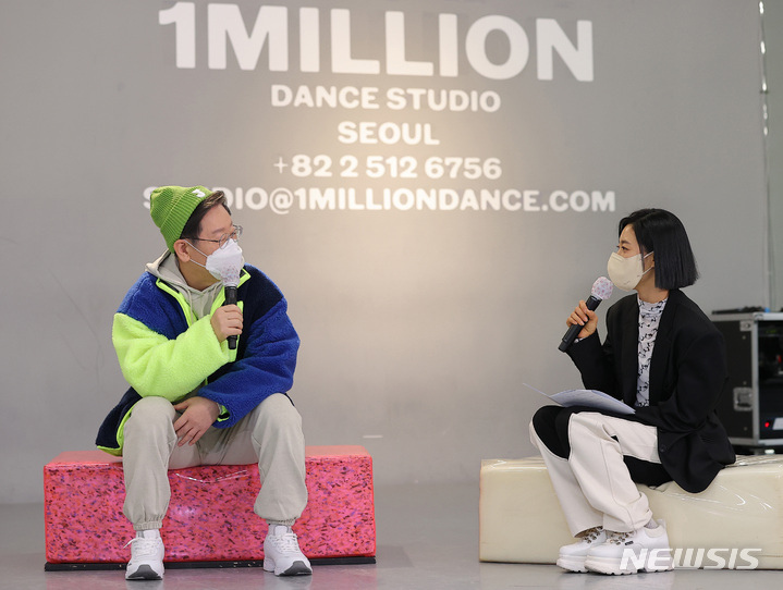 [서울=뉴시스] 국회사진기자단 = 이재명 대불어민주당 대선 후보가 20일 서울 성동구 원밀리언 댄스 스튜디오에서 'JM, 우리가 원하던게 이거잖아' 리아킴, 백구영, 영제이, 시미즈, 하리무, 루트와의 만남을 갖고 댄서들의 근무 환경, 고충을 청취하고 있다. 2022.01.20. photo@newsis.com